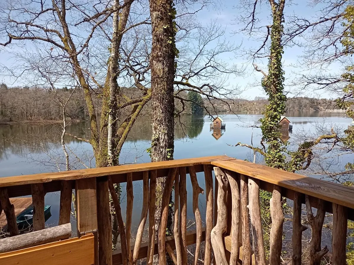 Séjour à la campagne cabanes dans les arbres du lac Saint-Etienne-Cantales France