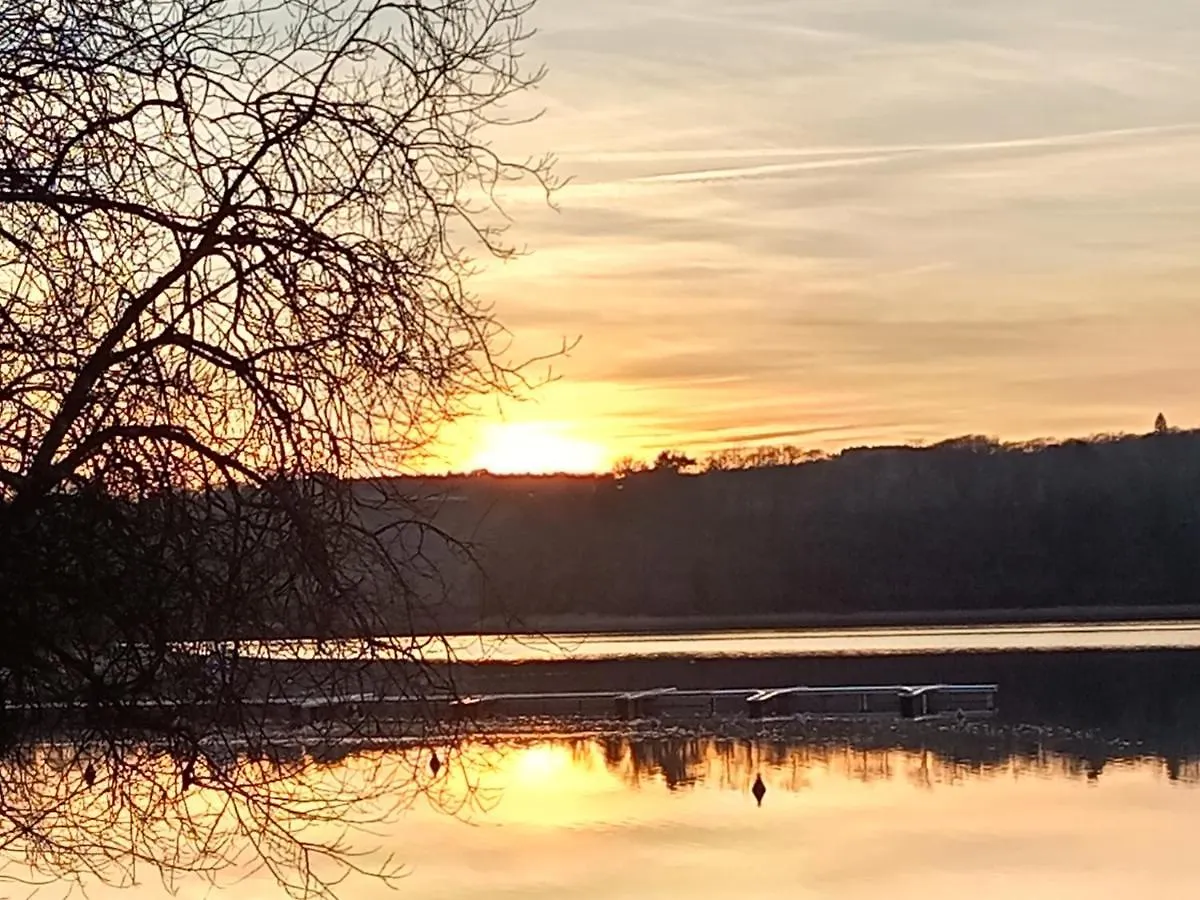 cabanes dans les arbres du lac Saint-Etienne-Cantales