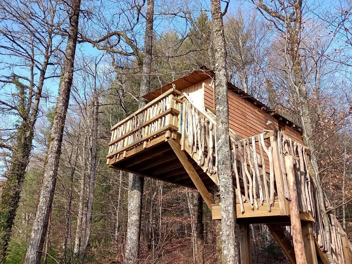 Séjour à la campagne cabanes dans les arbres du lac Saint-Etienne-Cantales