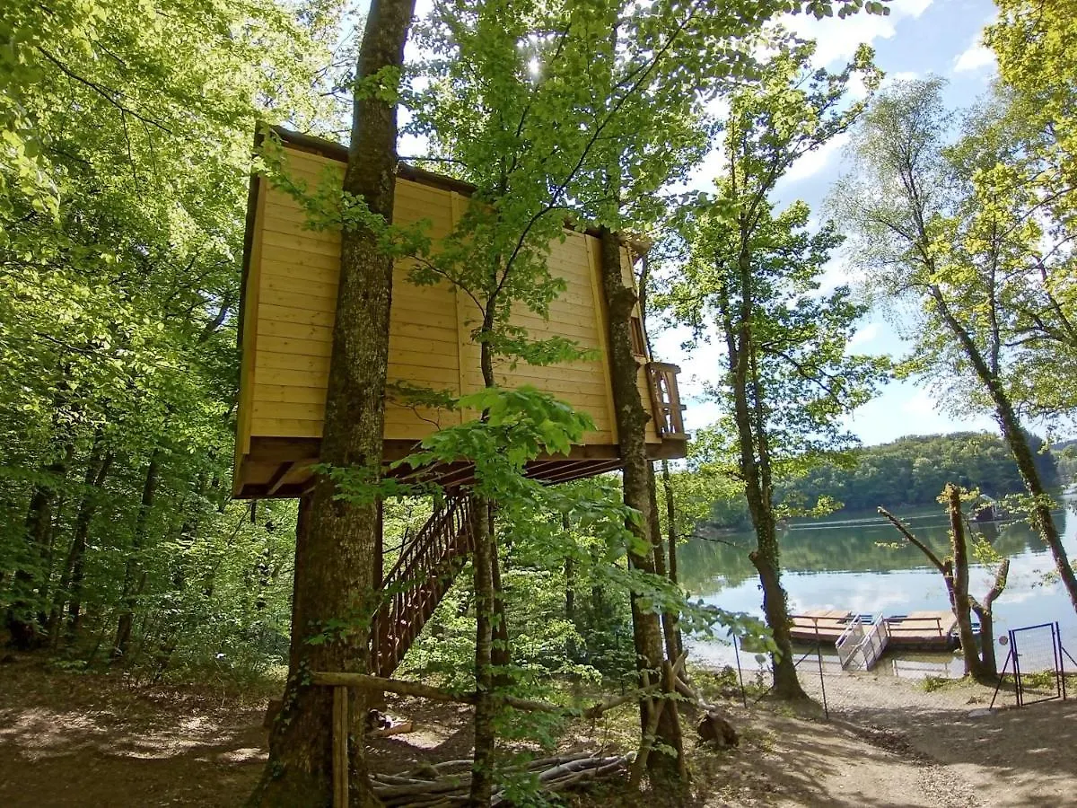 cabanes dans les arbres du lac Saint-Etienne-Cantales 0*,  France
