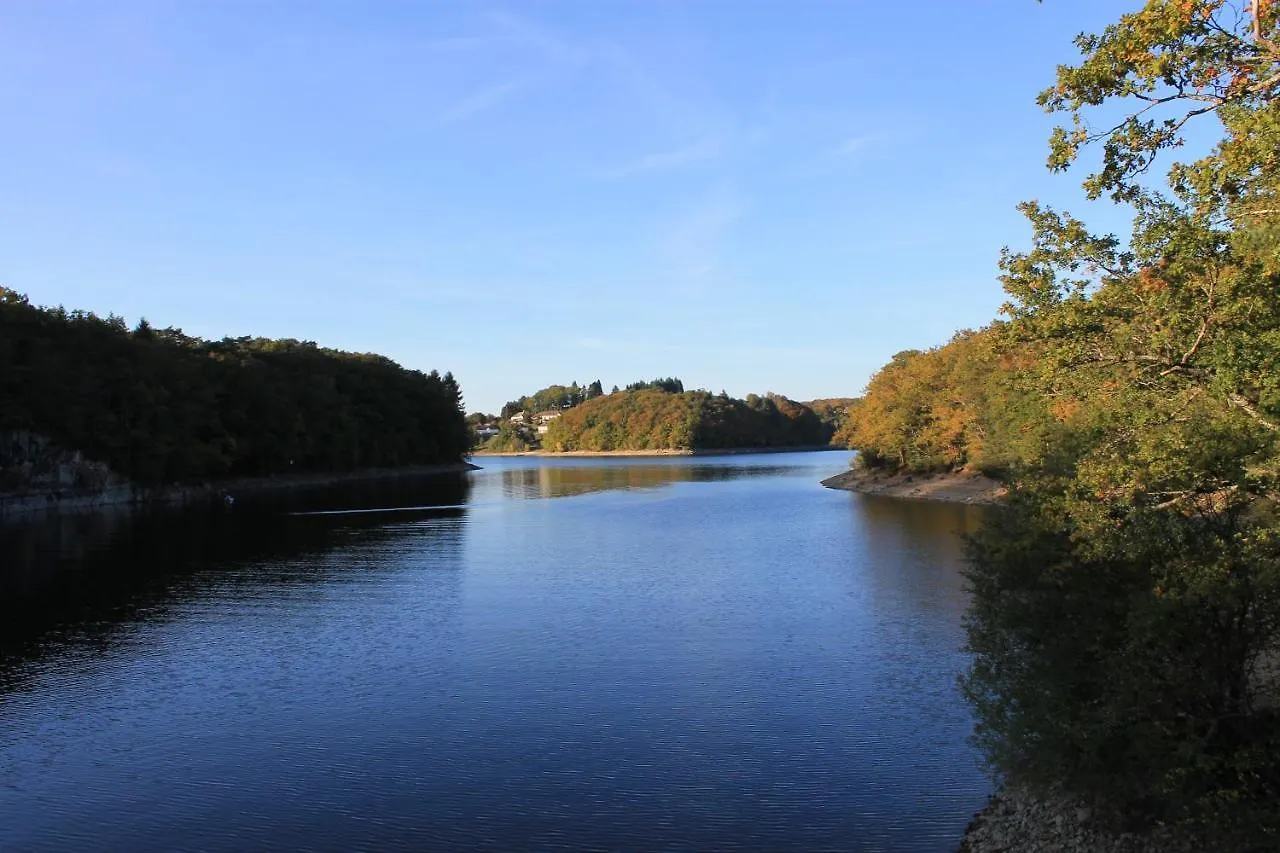 Séjour à la campagne cabanes dans les arbres du lac Saint-Etienne-Cantales
