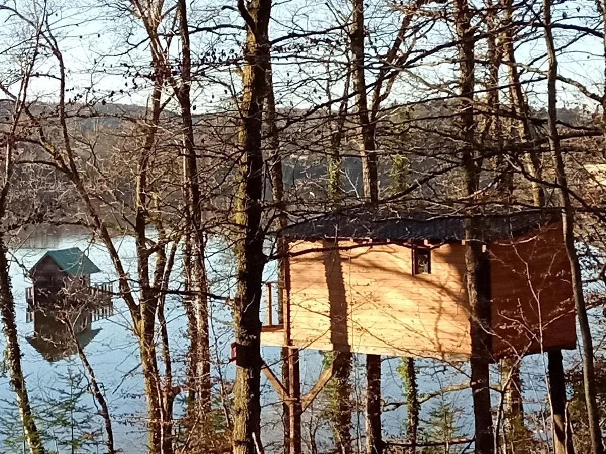 Séjour à la campagne cabanes dans les arbres du lac Saint-Etienne-Cantales