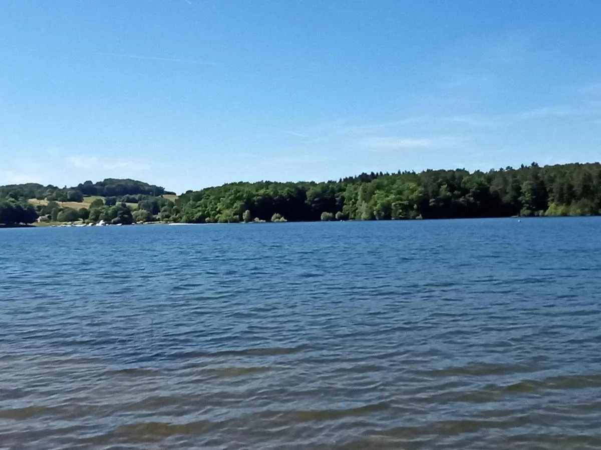 cabanes dans les arbres du lac Saint-Etienne-Cantales France